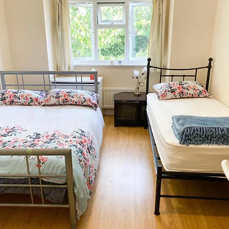 Royal Harrow Stay - Elegant Retreat Near Station